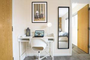 Stylish Canal Side Apartment - City Centre - Free Parking, Balcony, Smart TV, Fast Wifi by Yoko Property