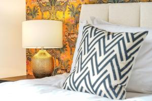 Stylish Canal Side Apartment - City Centre - Free Parking, Balcony, Smart TV, Fast Wifi by Yoko Property