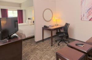 Queen Suite with Sofa Bed - Hearing Accessible room in SpringHill Suites Houston Pearland