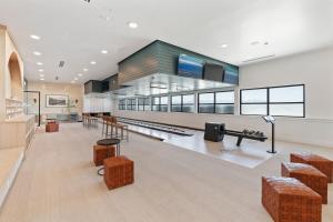 Top floor Deluxe 1BR Pool,Gym,Htub,Bowling and More