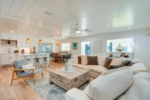 Walk to Beach Chic PCB Getaway with Yard - Sunnyside