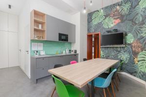 FACES of Jungle - Funky design in vibrant centre