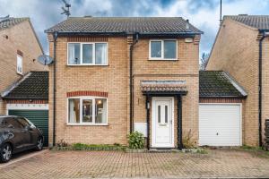 J&J stays 5 bedroom detached house in Peterborough with parking