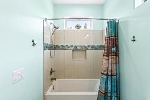 Flamingo - A Large 5BD Beachfront, Hot Tub with Indoor and Outdoor Entertainment