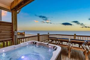 Flamingo - A Large 5BD Beachfront, Hot Tub with Indoor and Outdoor Entertainment