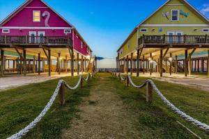 Flamingo - A Large 5BD Beachfront, Hot Tub with Indoor and Outdoor Entertainment