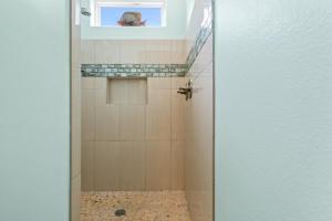 Flamingo - A Large 5BD Beachfront, Hot Tub with Indoor and Outdoor Entertainment