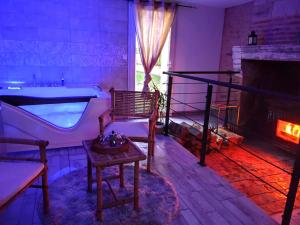Maisons de vacances Gite de charme renove avec jardin clos, baignoire balneo et proche d'Angers - FR-1-622-27 : photos des chambres