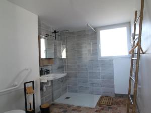 Maisons de vacances Gite de charme renove avec jardin clos, baignoire balneo et proche d'Angers - FR-1-622-27 : photos des chambres