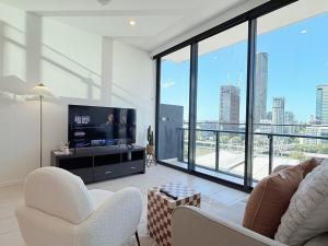Modern 2BR with River View & Free Parking!