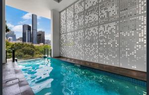 Modern 2BR with River View & Free Parking!