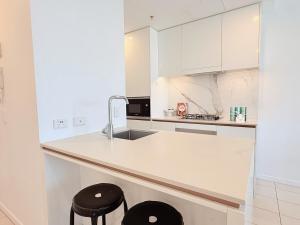 Modern 2BR with River View & Free Parking!