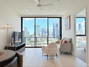 Modern 2BR with River View & Free Parking!