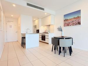 Modern 2BR with River View & Free Parking!