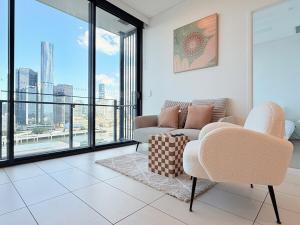 Modern 2BR with River View & Free Parking!