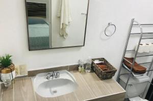 08 Habitación Independiente en Zona Romántica a solo 3 cuadras de la playa