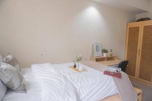 Comfy Studio at 2nd Floor Evenciio Margonda Apartment By Travelio