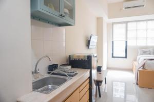 Comfy Studio at 2nd Floor Evenciio Margonda Apartment By Travelio