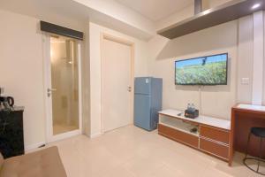 1BR with Direct Access to Pool at Parahyangan Residence Apartment By Travelio