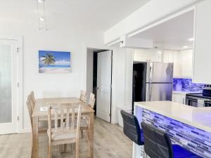 IA1822 Ilikai Apt 1822 Ocean Fireworks view Remodeled 2BR 2BA
