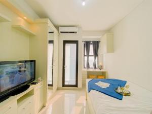 Good and Homey Studio Apartment at Transpark Cibubur By Travelio