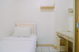 Best Price and Comfortable 2BR Green Pramuka City Apartment By Travelio