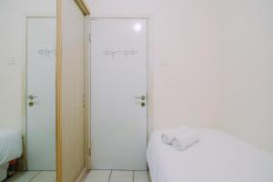 Best Price and Comfortable 2BR Green Pramuka City Apartment By Travelio