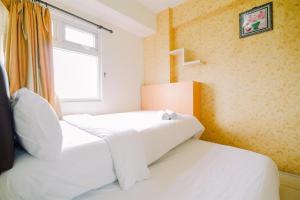 Best Price and Comfortable 2BR Green Pramuka City Apartment By Travelio