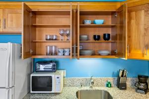 Royal Kuhio 1602 - Spacious Studio with Stunning Mountain Views in the Heart of Waikiki!