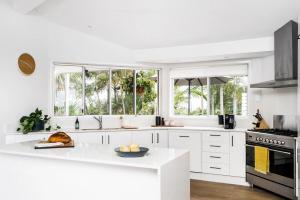 Fuller Holidays - Byron Pacific Vista - Large family home with Pool