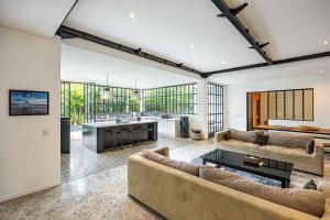 Villa Tupai - Best Location 3BR with AC Living Room, 600m To Berawa Beach, Perfect for Surfers