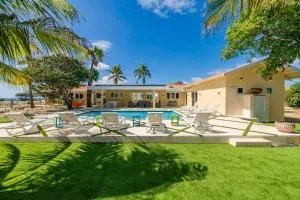 Pelican Beach House by Bocobay Seafront LUX 4BD - Malmok