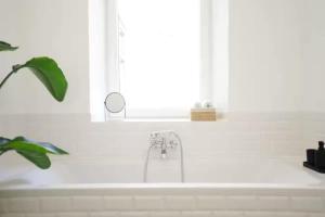 8 Minutes toCity I 5 Min walk to Metro I Wifi