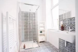 8 Minutes toCity I 5 Min walk to Metro I Wifi