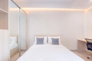 Restful and Cozy Living Studio Apartment at B Residence By Travelio