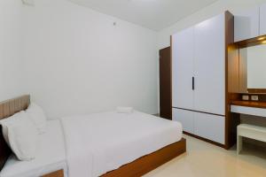 Great Location and Comfy 2BR Transpark Cibubur Apartment By Travelio