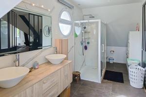 Villas 230m2 sur 3800m2 - jacuzzi 6 places - 16pers max : photos des chambres