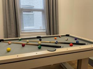 Serenity House, FREE parking, sleeps 6, plus Free stay for 2 children on sofa beds, near the beach restaurant and city centre, guests recommend it