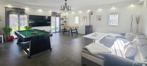 Villas 230m2 sur 3800m2 - jacuzzi 6 places - 16pers max : photos des chambres