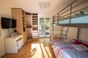 Villas 230m2 sur 3800m2 - jacuzzi 6 places - 16pers max : photos des chambres