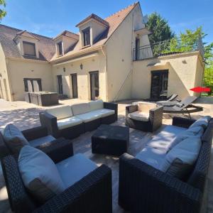 Villas 230m2 sur 3800m2 - jacuzzi 6 places - 16pers max : Villa