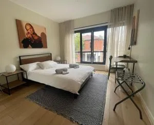 Spacious and bright 2BDR next to QVM in CBD, parking - Melbourne