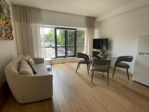 Spacious and bright 2BDR next to QVM in CBD, parking