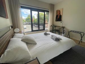 Spacious and bright 2BDR next to QVM in CBD, parking