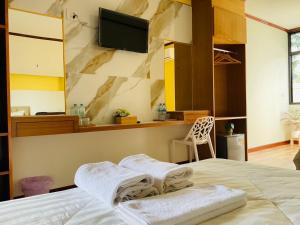 ผึ้งหลวง โฮเทล&บีช