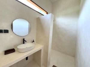 Sola - Modernes helles Zimmer 1