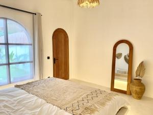 Sola - Modernes helles Zimmer 1