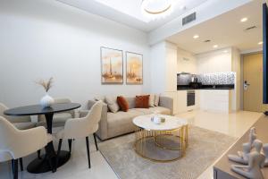 Keyrock Living - Dubai Oasis with Balcony Views