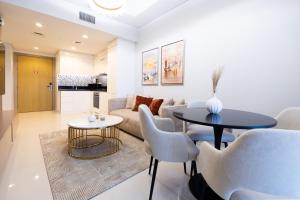 Keyrock Living - Stylish Dubai Stay with Pool & Gym