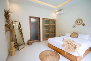 Best Relaxation Place! 3BDR Villa with Jungle and small lake view in Canggu
